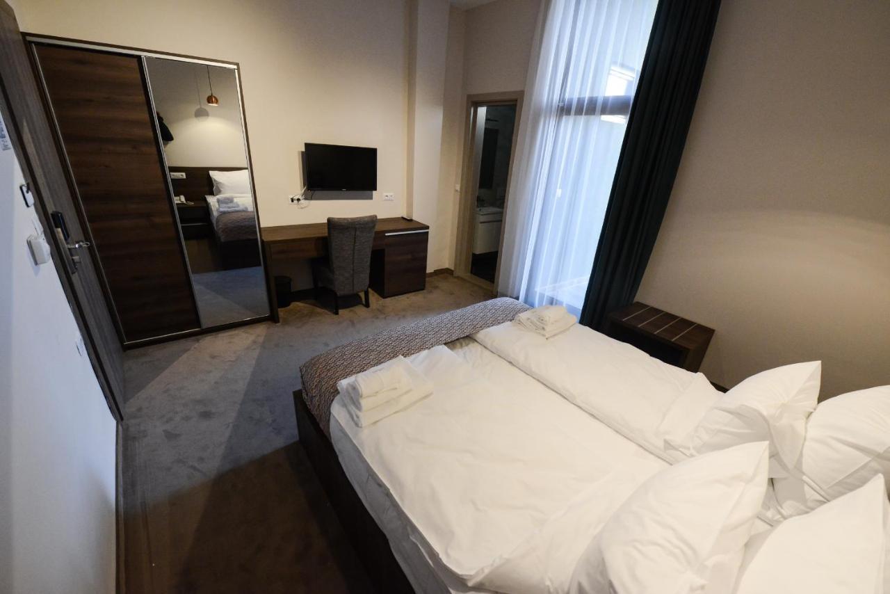 Hotel Cara 28 Skopje Exteriör bild
