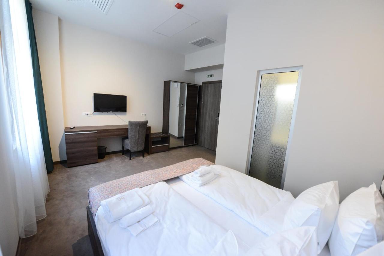 Hotel Cara 28 Skopje Exteriör bild